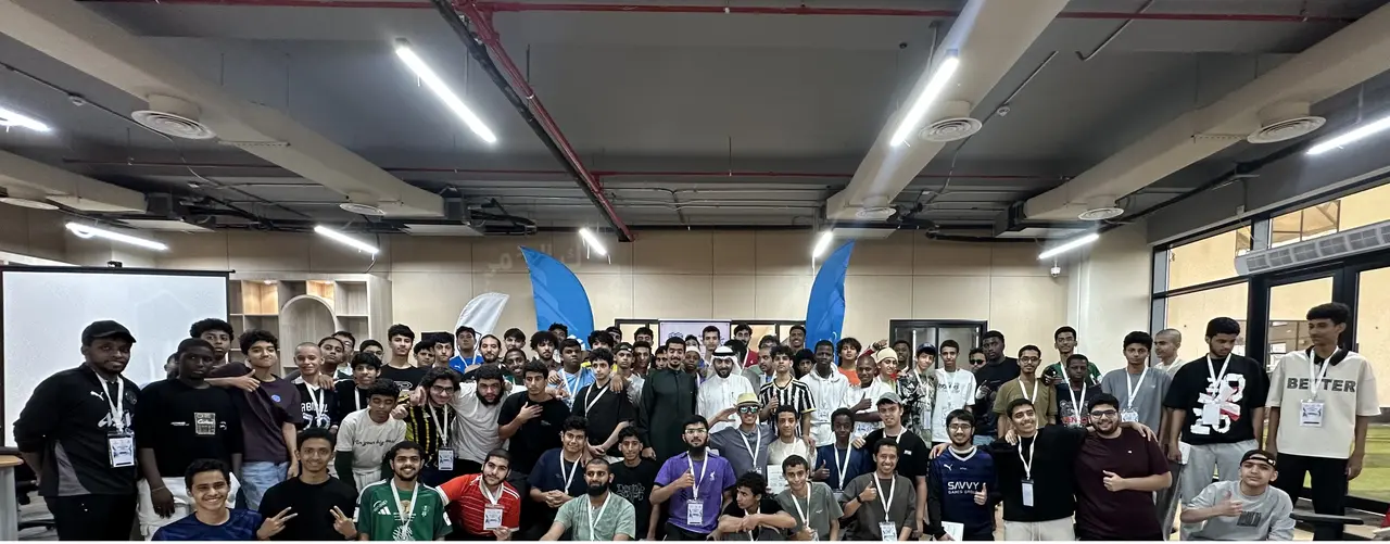 المهندس أنس القحطاني مع حشد من الطلاب بعد لقاء توعوي لبرنامج درع الوعي الرقمي